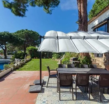Villa Sleeps 12 With Pool